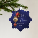 Blaue weiße Bauern Weihnachten Ornament Karte<br><div class="desc">Ein marineblau,  uneinheitlich farbiger Hintergrund. Rot und Gold,  Grün und Kiefernkegel. Personalisieren Sie Ihren Namen,  Jahr. Text: Frohe Weihnachten</div>