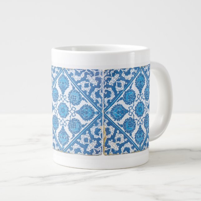 Blaue Weiße Faux-Fliese Delft Kornblumen Jumbo-Tasse (Vorderseite Rechts)