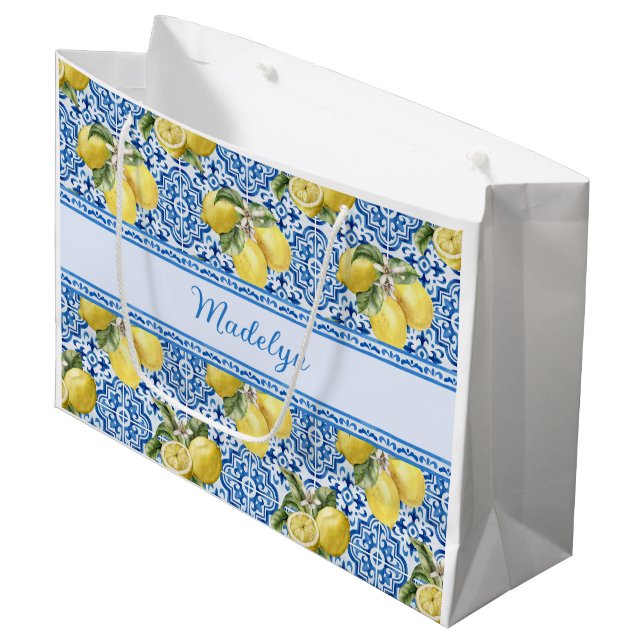 Blaue weiße Fliesen-Zitrone-Mittelmeer-Muster-Name Große Geschenktüte (Vorderseite Schrägansicht)