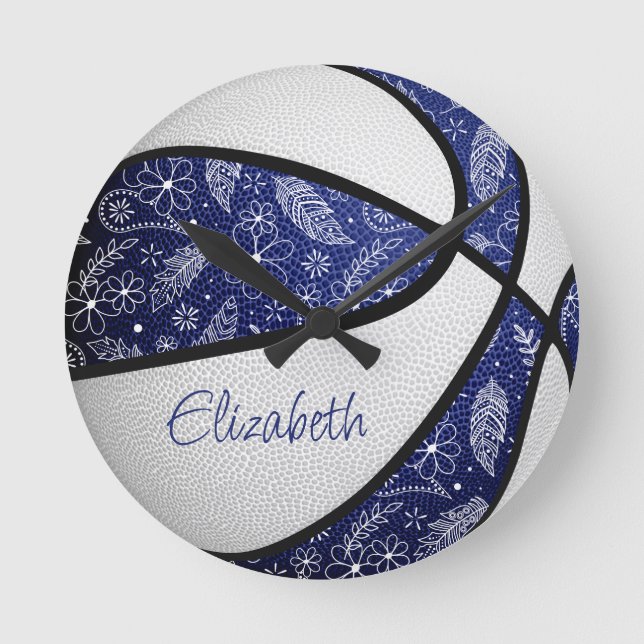 Blaue weiße Mädchen boho Federn Muster Basketball Runde Wanduhr (Vorderseite)