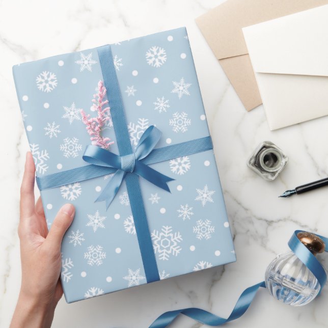 Blaue weiße Schneeflocken Winterurlaub Weihnachten Geschenkpapier (Schenken)