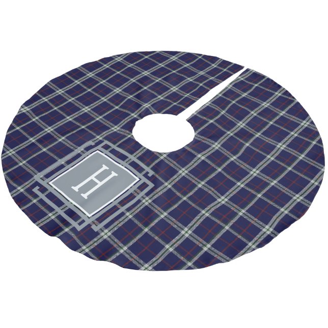 Blaue weiße Tartan-Monogramm  Polyester Weihnachtsbaumdecke (Schrägansicht)