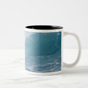 Blaue Welle stürzt sich, Maui, Hawaii, USA 2 Zweifarbige Tasse