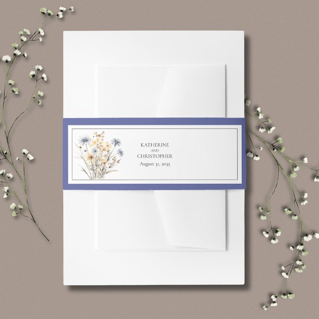 Blaue Wildblumen Elegante Hochzeit Einladungsbanderole (Blue Wildflowers Wedding Invitation Belly Band with blue, yellow and beige flowers.)