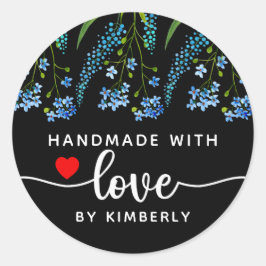 Blaue Wildblumen handgefertigt mit Liebe Black Runder Aufkleber