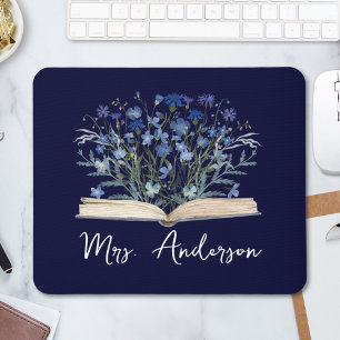 Blaue Wildblumen wachsen aus dem Buch Lehrer Mousepad