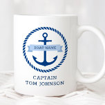 Blauer Anker und Name des Seilgrenzenbootes auf de Kaffeetasse<br><div class="desc">Cup mit einem dunkelblauen nautischen Anker,  umgeben von einem Seilstreifen auf weißem Hintergrund. Über dem Anker befindet sich ein hellblaues Band mit einem Vorlagenfeld für den Namen Ihres Bootes. Unten sehen Sie ein Vorlagenfeld für mehr benutzerdefinierten Text,  z. B. den Namen der Hauptleute.</div>