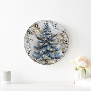 Blauer Baum mit goldenen Ornamenten. Große Wanduhr