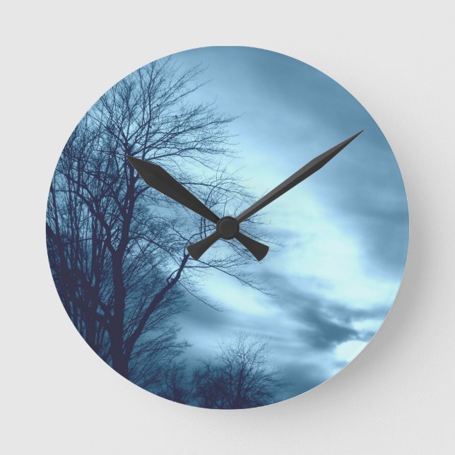 Blauer Baum und Himmel Runde Wanduhr (Vorderseite)