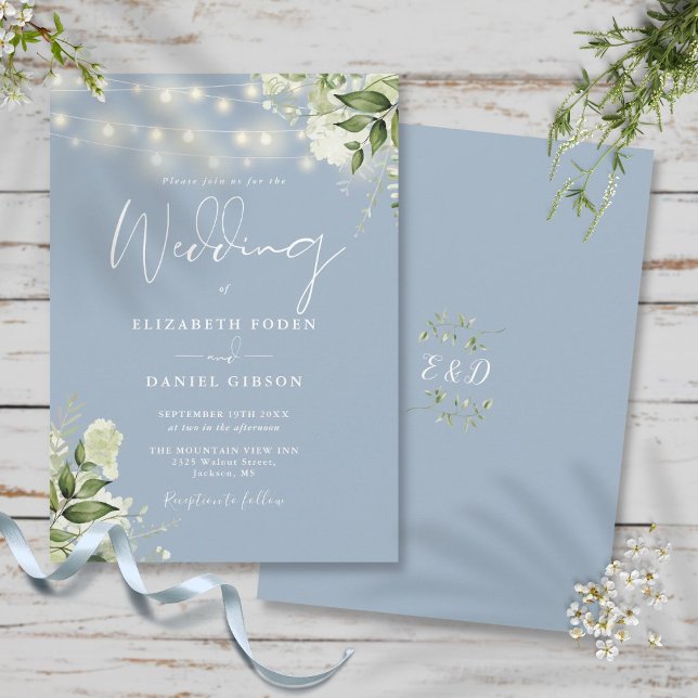 Blauer Blauer String Lights Bläsermonogramm Hochze Einladung (Dusty Blue String Lights Floral Monogram Wedding Invitation)