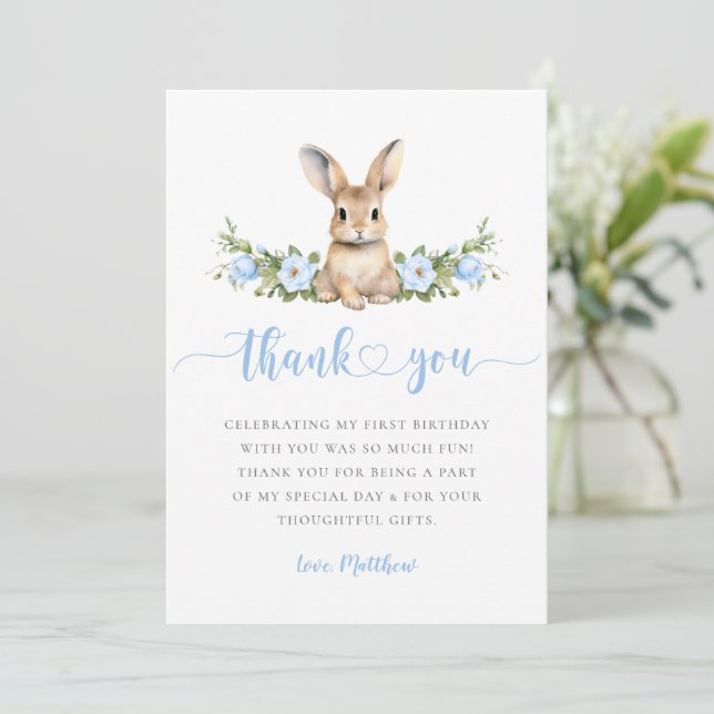 Blauer Blumen-Hasen-Frühling Geburtstag Some Bunny Dankeskarte (Stehend Vorderseite)