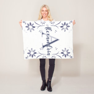 Blauer Blumenmonogramm-Name Fleecedecke
