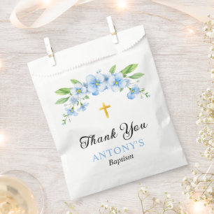 Blauer Blumenstrauß und Goldkreuz Taufe Vielen Dan Geschenktütchen