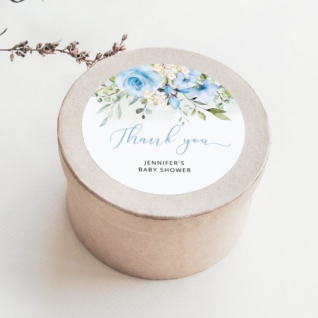 Blauer Blütenjunge Dusche Klassischer Rundaufklebe Runder Aufkleber (Von Creator hochgeladen)