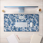 Blauer Boho Floral mit Name/Monogramm Schreibtischunterlage<br><div class="desc">Hübsches Blumenmuster mit blauen böhmischen Blume auf weißem Hintergrund mit individuellem Etikett für Ihren Namen/Monogramm.</div>
