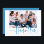 Blauer Brush Kalligrafie Happiest Hanukkah-Foto<br><div class="desc">Herzlichen Glückwunsch an Hanukkah! Senden Sie Ihren Lieben mit dieser handgeschriebenen Happy Hanukkah-Flachkarte Urlaubssgrüße. Sie zeichnet sich durch eine moderne blaue Bürste mit Kalligraphie und einem passenden zarten Schneemuster aus. Personalisieren Sie diese, indem Sie ein Foto, Namen, Datum und Nachricht hinzufügen. Diese festlich blaue Kalligraphie-Urlaubskarte ist in anderen Farben und...</div>