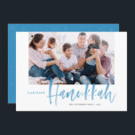 Blauer Brush Kalligrafie Happiest Hanukkah-Foto Feiertagskarte<br><div class="desc">Herzlichen Glückwunsch an Hanukkah! Senden Sie Ihren Lieben mit dieser handgeschriebenen Happy Hanukkah-Flachkarte Urlaubssgrüße. Sie zeichnet sich durch eine moderne blaue Bürste mit Kalligraphie und einem passenden zarten Schneemuster aus. Personalisieren Sie diese, indem Sie ein Foto, Namen, Datum und Nachricht hinzufügen. Diese festlich blaue Kalligraphie-Urlaubskarte ist in anderen Farben und...</div>