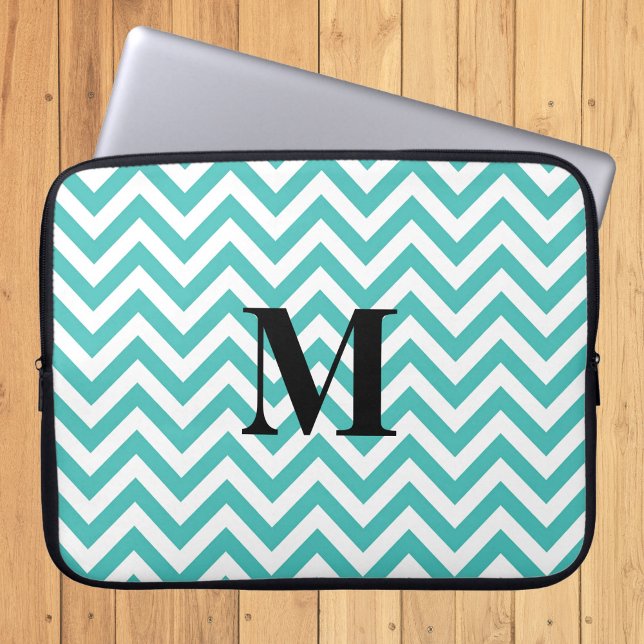 Blauer Chevron mit Monogramm Laptopschutzhülle (Von Creator hochgeladen)