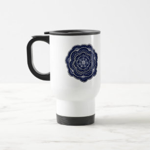 Blauer Crochetter Doodle Reisebecher