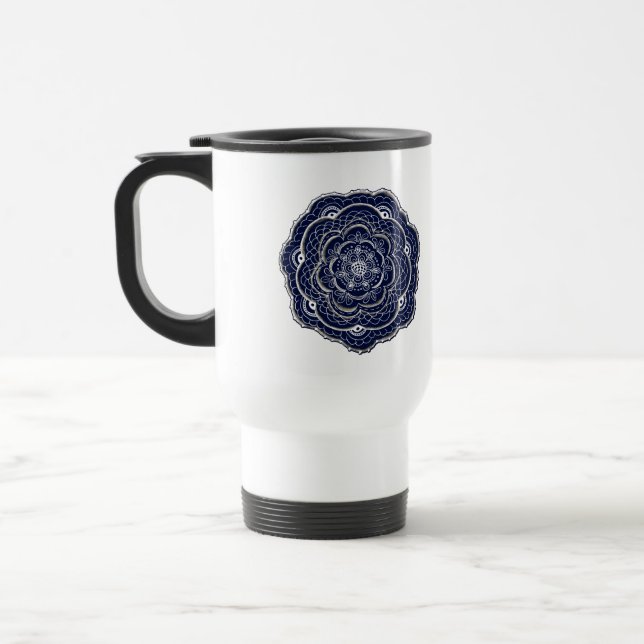 Blauer Crochetter Doodle Reisebecher (Links)