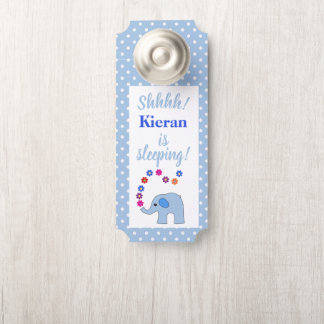 Blauer Elefant mit Blume Baby schläft. Türanhänger