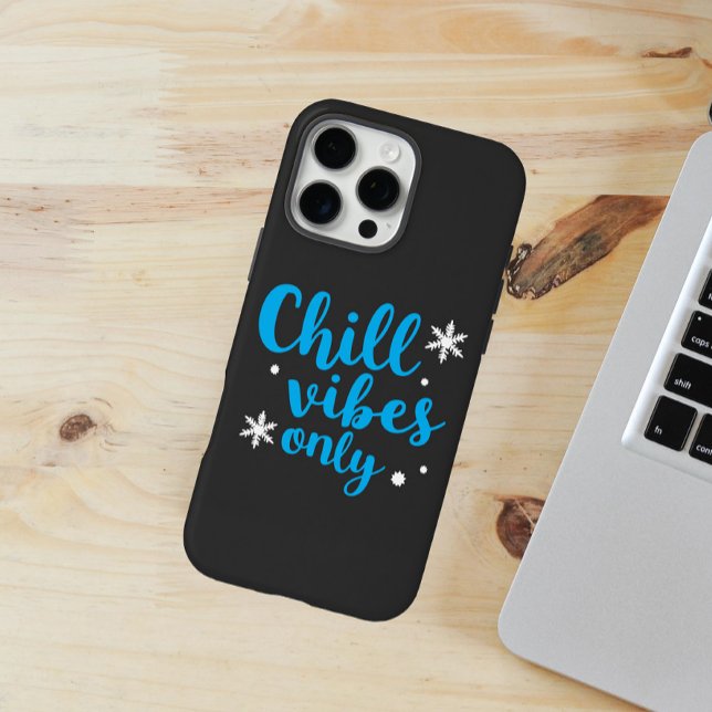 Blauer, fett gewachsener "Chill vibes only" mit Sc iPhone 16 Pro Max Hülle (Von Creator hochgeladen)