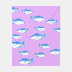 Blauer Fisch auf Flieder Fleecedecke