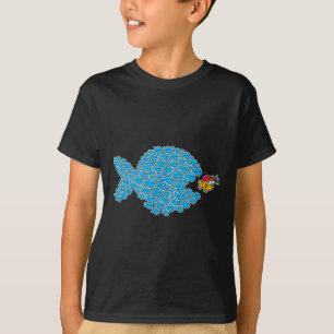 Blauer Fisch in der Schule bekommt Orangenfisch in T-Shirt