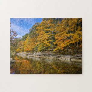 Blauer Fluss im Herbst