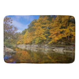 Blauer Fluss im Herbst Badematte