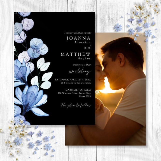 Blauer Foto Schwarz-Weiß-Hochzeit Einladung (Blue Floral Photo Black and White Wedding Invitation)