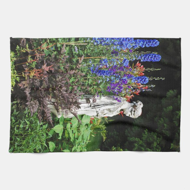 Blauer Garten und Statue des Delphinium Geschirrtuch (Horizontal)