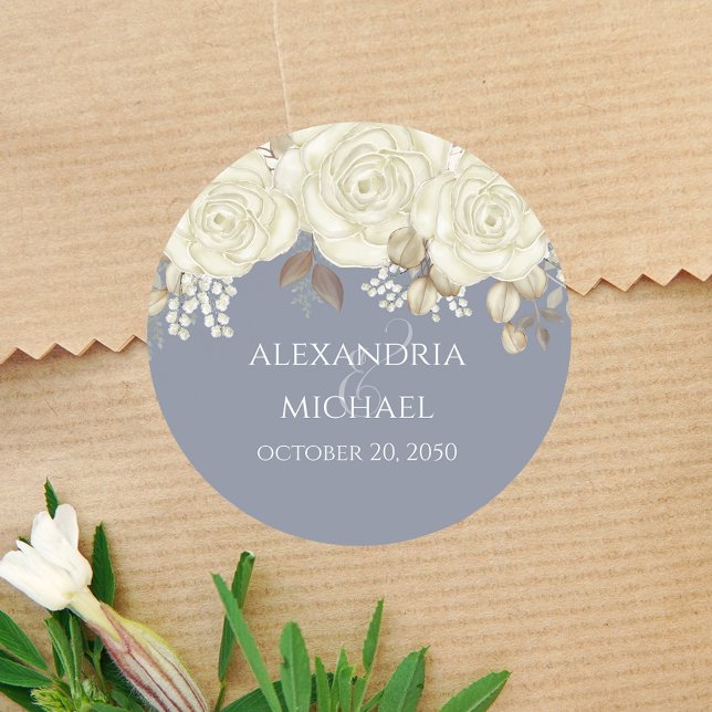 Blauer Gastgeschenk Hochzeit Personalisiert Runder Aufkleber (Dusty blue wedding favor sticker with white roses. )