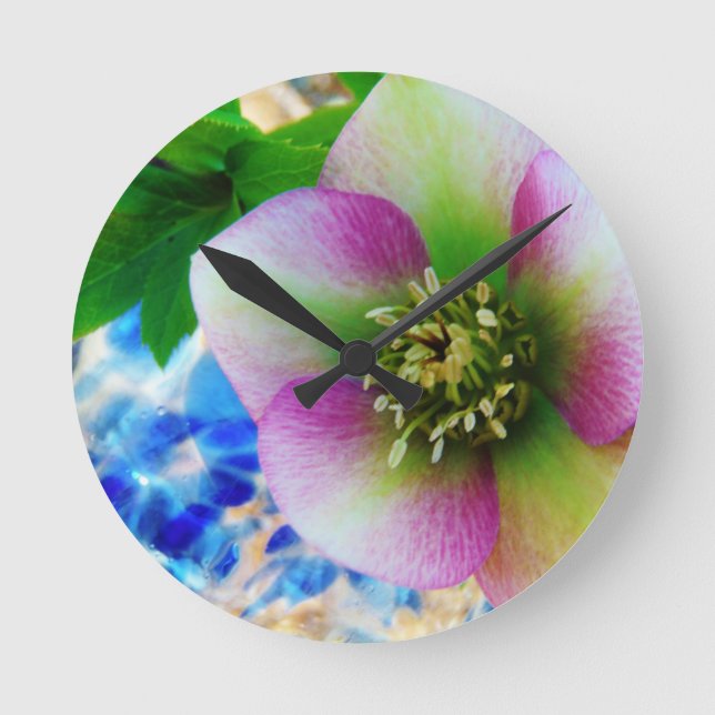 Blauer Glasball der rosa Lenten Rose Runde Wanduhr (Vorderseite)
