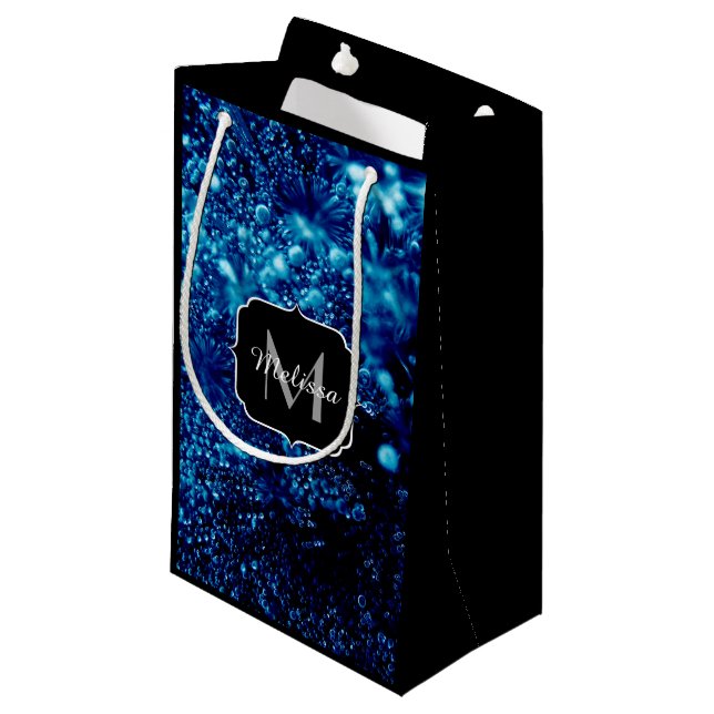 Blauer Glitzern Abstrakt gefrorene Blasen Monogram Kleine Geschenktüte (Vorderseite Schrägansicht)