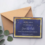Blauer Goldkonfetti Save The Date<br><div class="desc">Eine Save the Date Karte für eine 50. Geburtstagsparty (oder jedes Alter). Ein marineblauer Hintergrund. Die blaue Farbe ist ungleichmäßig. Mit goldenen Konfetti dekoriert. Der Text: Save the Date ist mit einem großen angesagten,  handgeschriebenen Stilskript geschrieben.</div>