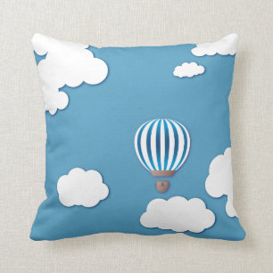Blauer Heißluft-Ballon in den Wolken Kissen