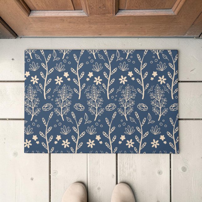 Blauer Herbstlaub Botanischer Muster Fußmatte (Navy doormat with cream wildflower and branch pattern, shown from above.)