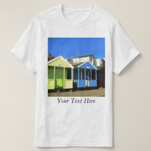 Blauer Himmel auf englischem Foto am Meer T-Shirt