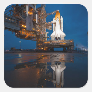 Blauer Himmel für den Start der Space Shuttle Atla Quadratischer Aufkleber