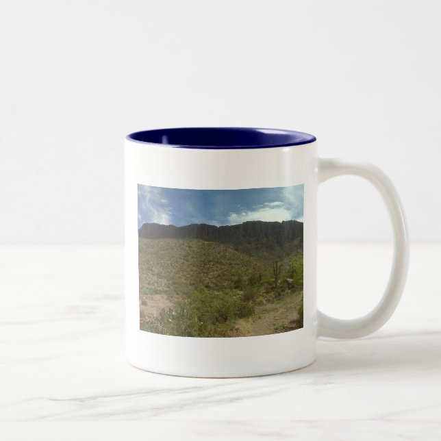 Blauer Himmel mit der Apache-Sprungs-Tasse Zweifarbige Tasse (Rechts)