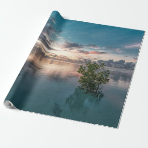 blauer Himmel mit roten und dunklen Wolken, die au Geschenkpapier