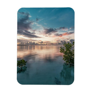 blauer Himmel mit roten und dunklen Wolken, die au Magnet