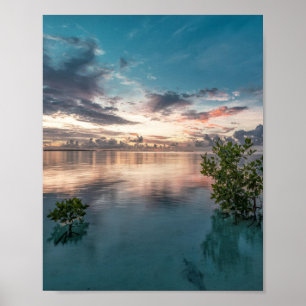 blauer Himmel mit roten und dunklen Wolken, die au Poster
