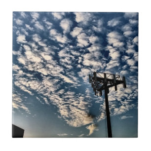 Blauer Himmel mit vereinzelten Wolken - HDR Fliese