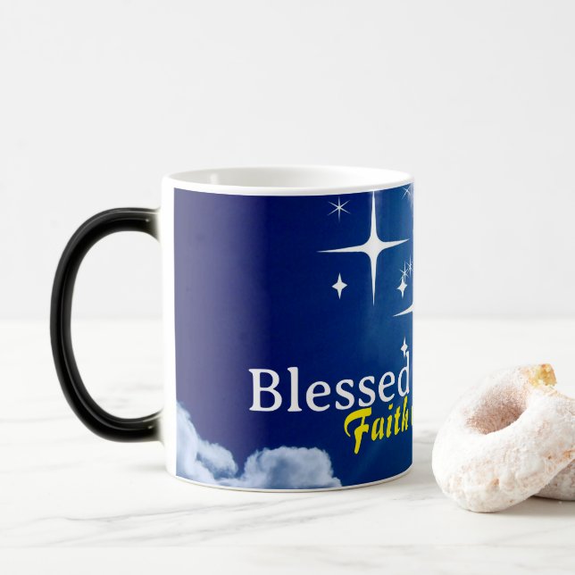 Blauer Himmel mit weißen Wolken und goldenem Kreuz Verwandlungstasse (Mit Donut)