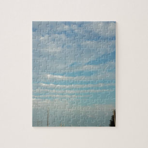 blauer Himmel mit welligen Wolken
