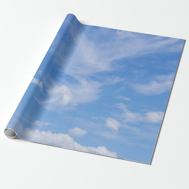 Blauer Himmel mit wispy Wolken Geschenkpapier (Ungerollt)