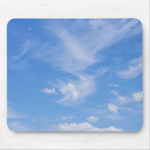 Blauer Himmel mit wispy Wolken Mousepad
