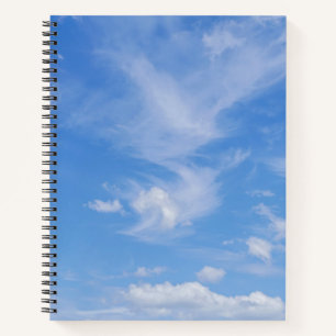 Blauer Himmel mit wispy Wolken Notizbuch